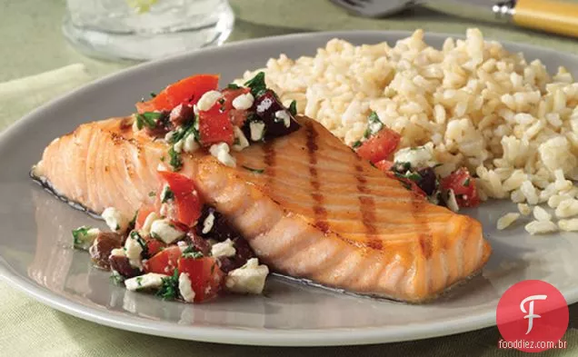 Salmão grelhado com Salsa mediterrânea