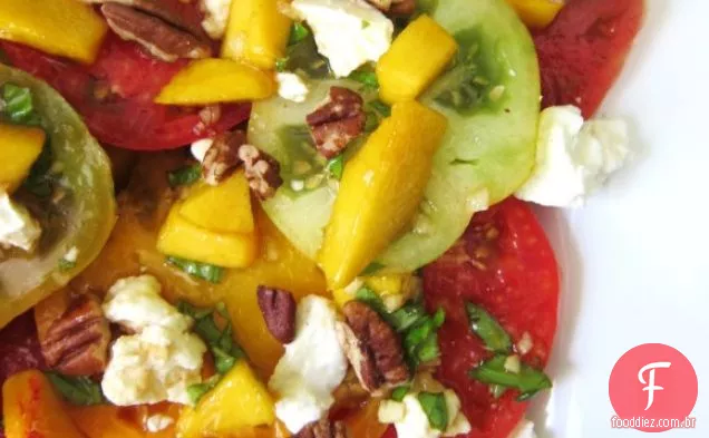 Tomates De Herança Com Pêssego, Queijo De Cabra E Nozes