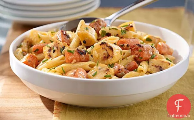 Salada de raiz vegetal e macarrão torrado