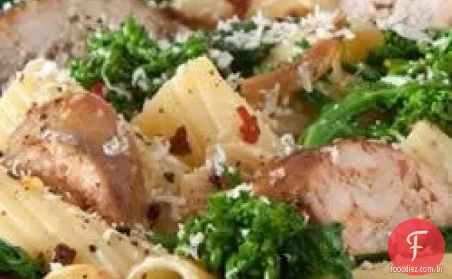 Rigatoni com salsicha italiana e brócolis Rabe