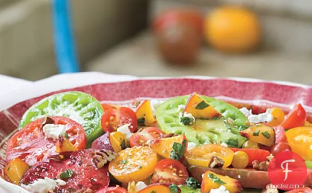 Tomates de herança com pêssegos frescos, queijo de cabra e nozes