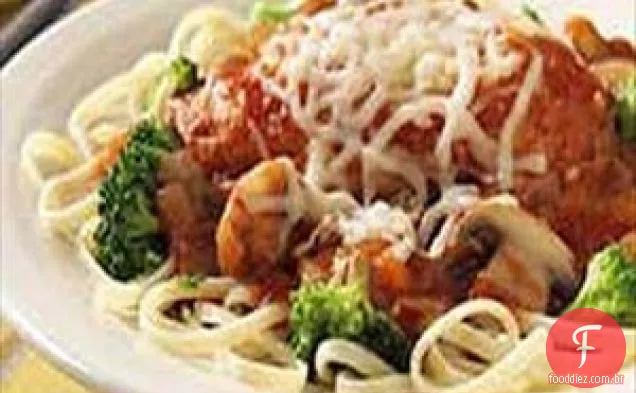 Parmesão de frango com Linguine e brócolis