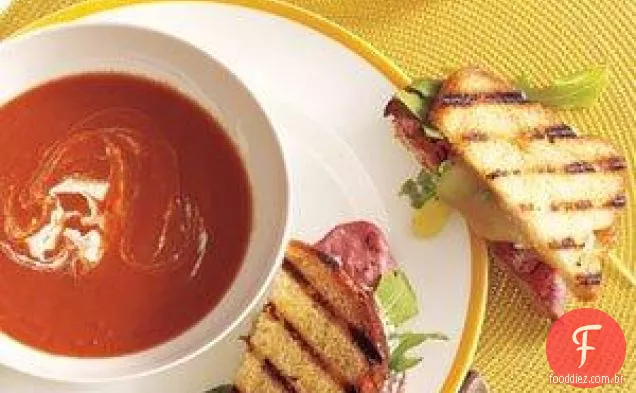 Sopa De Tomate Com Rosbife, Cheddar E Panini De Rábano