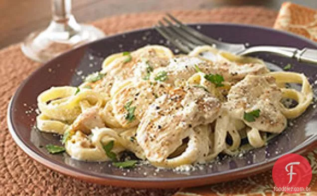 Fettuccine Alfredo com frango