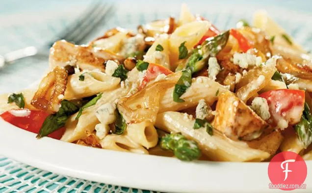 Penne com frango grelhado, Gorgonzola, espargos e cebolas caramelizadas