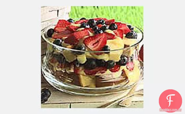 Camadas cremosas de frutas e bolos