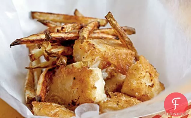 Peixe e batatas fritas com cerveja