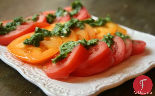 Tomates Frescos Com Chuvisco De Manjericão