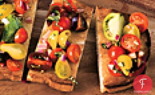 Tomate, cebola roxa e manjericão Bruschetta