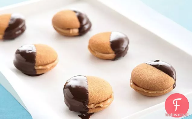 Sanduíches De Biscoito De Manteiga De Amendoim Mergulhados Em Chocolate