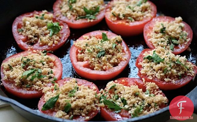 Tomates Assados Com Migalhas De Pão De Trigo Integral E Tomilho