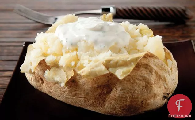 Batatas assadas com creme azedo temperado