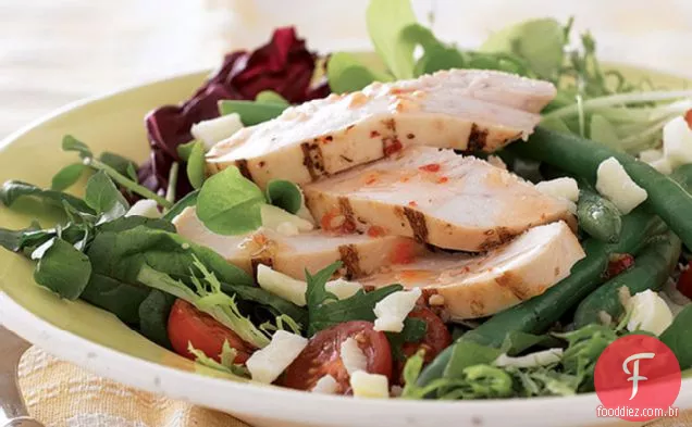 Salada de frango rústica com legumes da Primavera