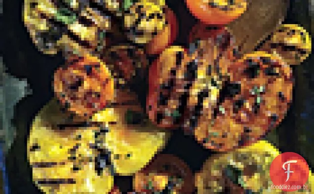 Tomates de herança carbonizados com ervas frescas