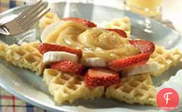 Frutado Waffle estrela com creme de bordo