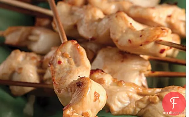 Frango espetado com molho picante de amendoim