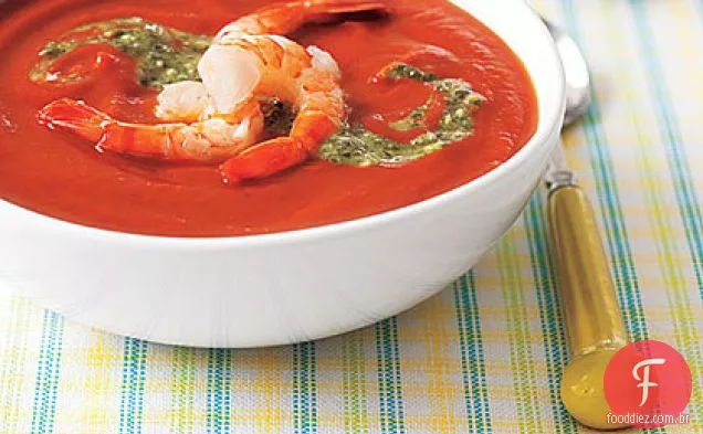 Sopa de tomate gelada com camarão e Pesto