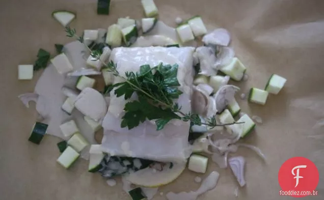 Pacotes de peixe assado com molho de limão e tahini
