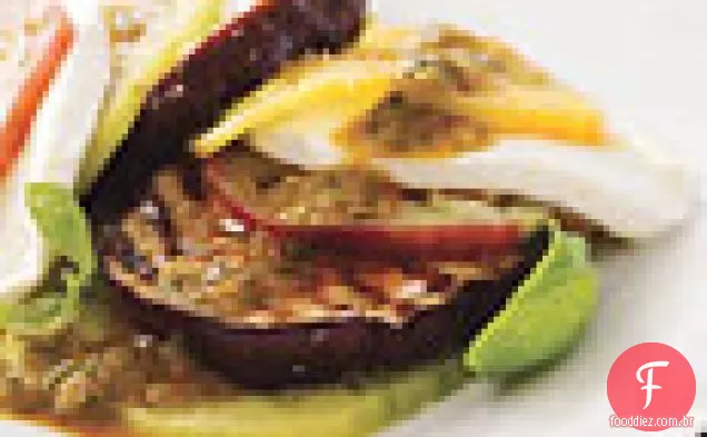 Caprese de berinjela com tomate grelhado e vinagrete de manjericão