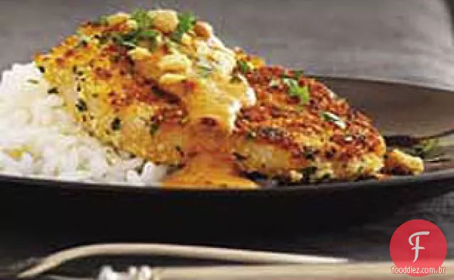 Costeletas de porco com crostas de coentro com molho de Chipotle-amendoim