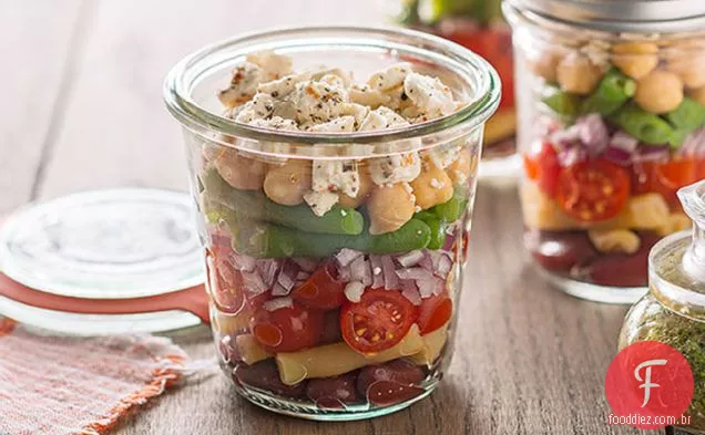 Salada de feijão em camadas com queijo Feta