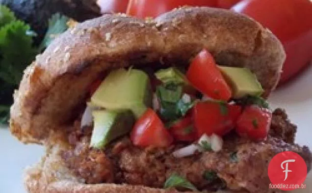 Hambúrgueres Chipotle com salsa de abacate