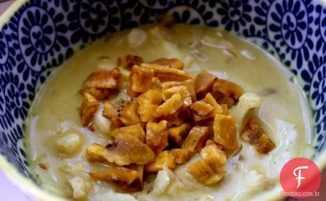 Curry Peixe Chowder com crout-tains (croutons paleo)
