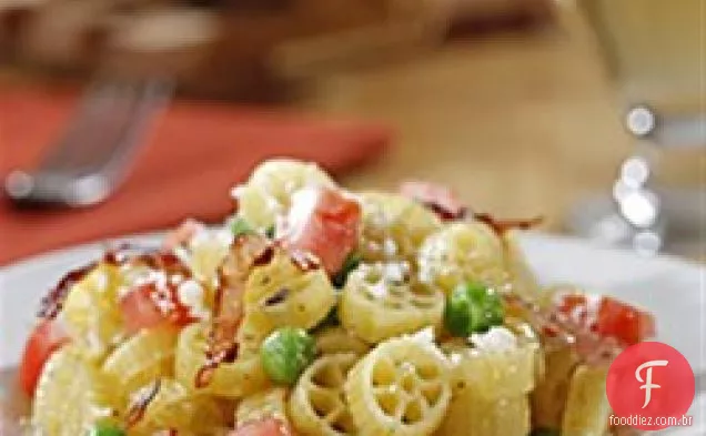 Mini rodas Rotini com ervilhas, presunto e tomate