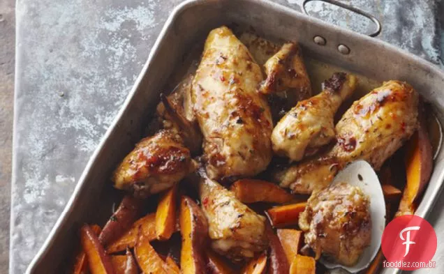 Frango Assado Em Uma Panela E Batata Doce