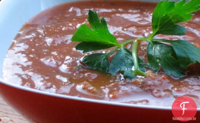Sopa de tomate com alho assado e ervas