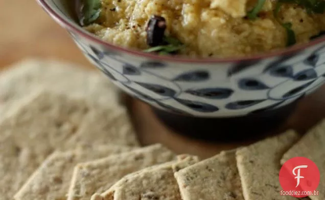 Hummus com limão preservado e tomate seco ao sol