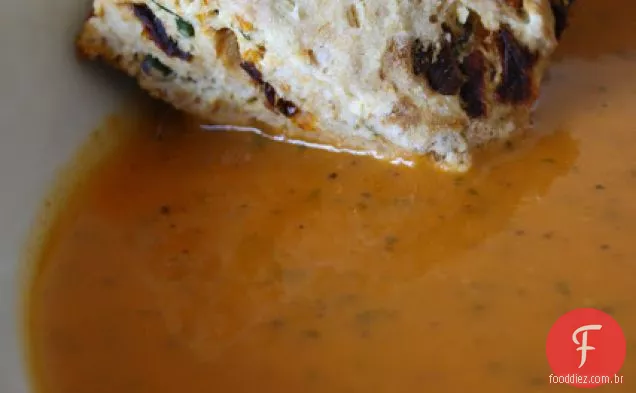 Sopa de tomate picante com parmesão e Scones de tomate secos ao sol