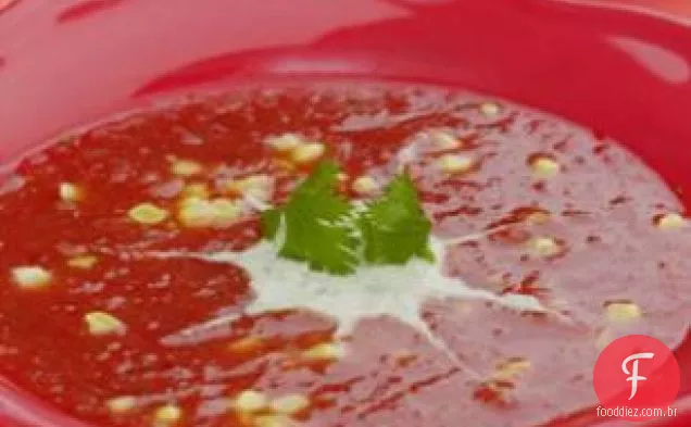 Sopa de tomate gelada com coentro-iogurte redemoinho