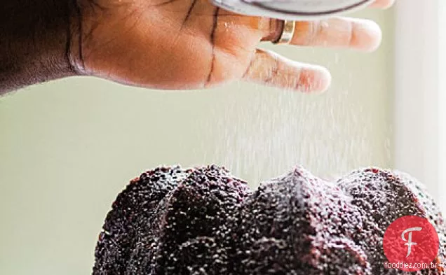 Bolo de melaço com nozes-pecãs açucaradas de bordo