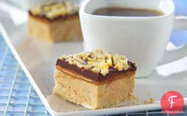 Manteiga de amendoim, caramelo e barras de amêndoa