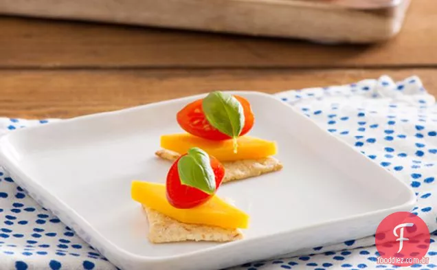 Tomate e queijo canapés