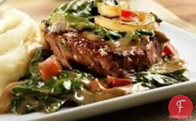 Bife do Lombo da carne com espinafre do bebê