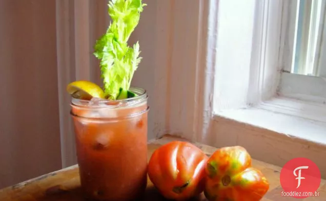 Cozinhe o livro: Marias sangrentas de vegetais e tomate de Verão