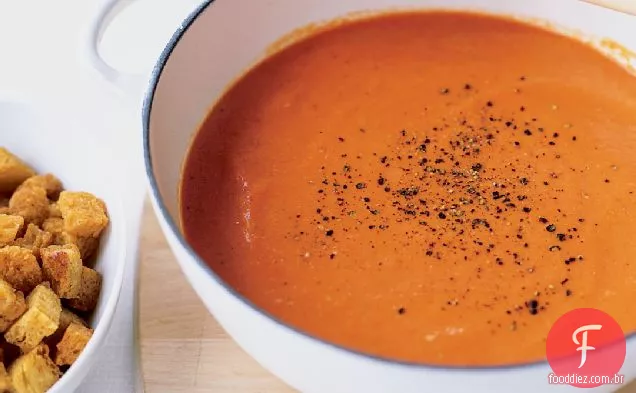 Sopa cremosa de tomate com Croutons amanteigados