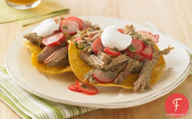 Tostadas de porco desfiado com salada de rabanete Xnipec