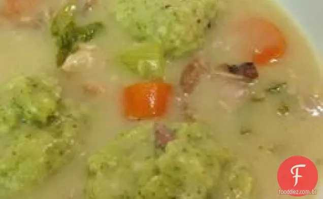 Sopa de Peru saudável com bolinhos de salsa