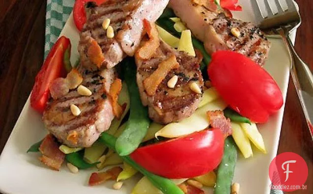 Costeletas De Cordeiro Grelhadas, Feijão De Herança E Tomate Com Bacon Quente V