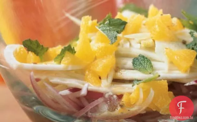Salada espanhola de laranjas, erva-doce, cebola roxa e hortelã com molho
