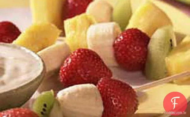 Kabobs de frutas com molho de limão