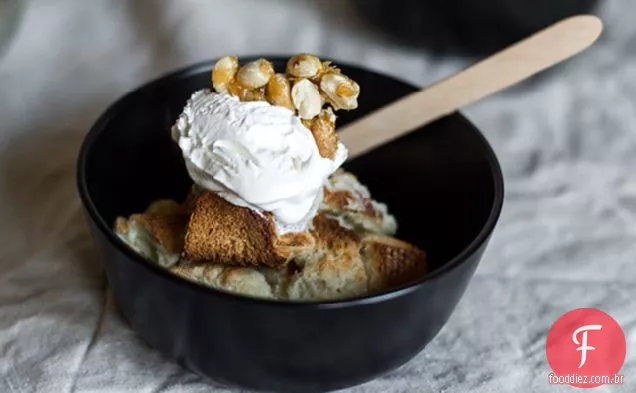 Pudim de pão doce de leite com cobertura quebradiça de amendoim