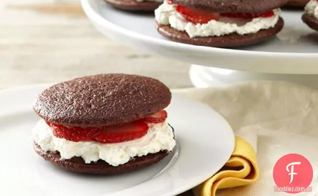 Chocolate-Morango Shortcake Whoopie Pies