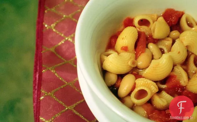 Sopa De Tomate Com Feijão Branco E Macarrão