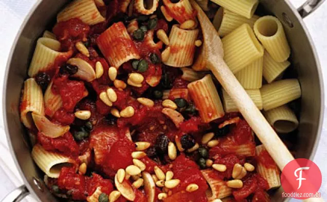 Rigatoni com tomates, passas e pinhões