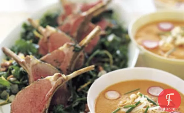 Sopa de tomate gelada com especiarias indianas com carne de caranguejo