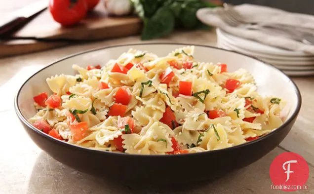 Massa italiana com tomate e manjericão